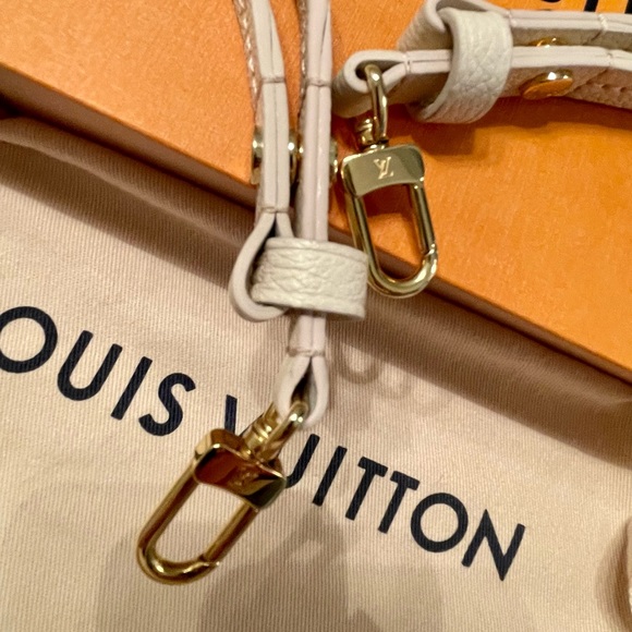 SOLD Louis Vuitton Easy Pouch on Strap SOLD - Picture 6 of 14